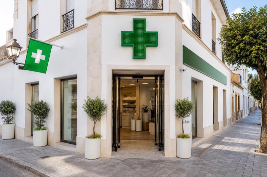 Spanish community pharmacy with a green pharmacy cross